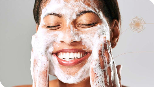 mulher lavando o rosto com a Espuma de Limpeza Facial da Intua