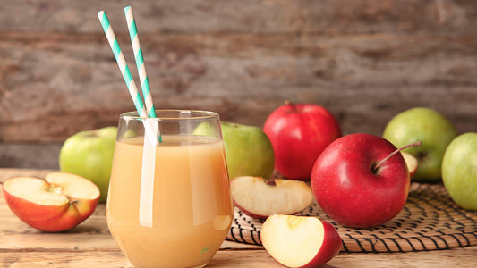 Suco de maçã, uma fruta muito utilizada em sucos aliados da saúde da pele.