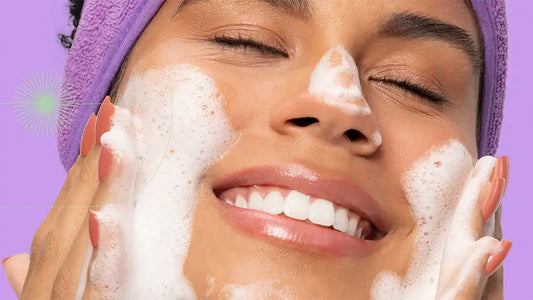 mulher sorrindo enquanto lava o rosto com a Espuma de Limpeza Facial da Intua