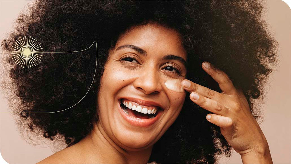 mulher sorrindo e aplicando o Creme Nutritivo Facial da Intua em sua bochecha