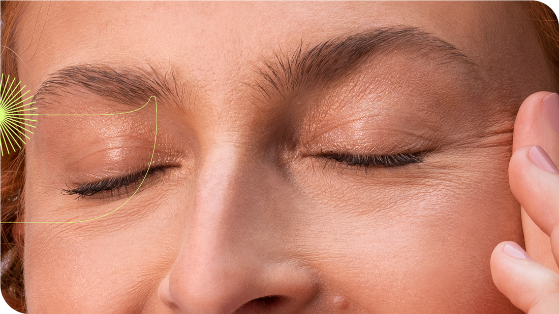 Mulher com os olhos fechados passando as mãos sobre suas têmporas.