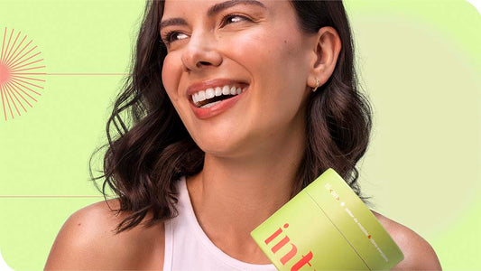 mulher sorrindo segurando um pote de Chá Infusão Tô On Energizante da Intua