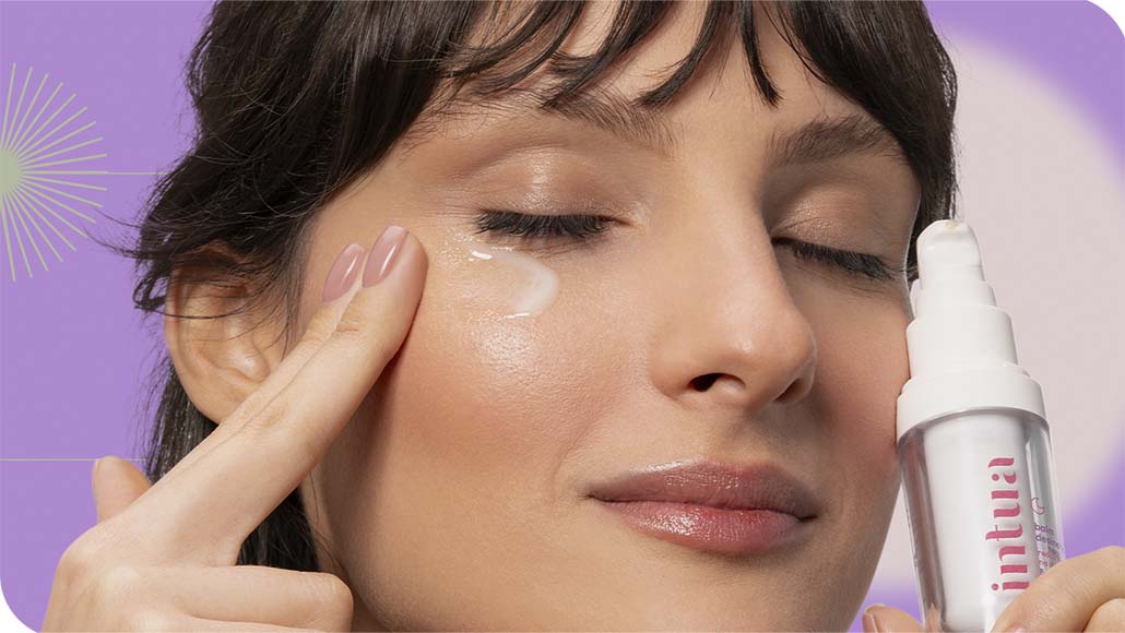 mulher aplicando o Balm Desinchaço da Intua na região dos olhos