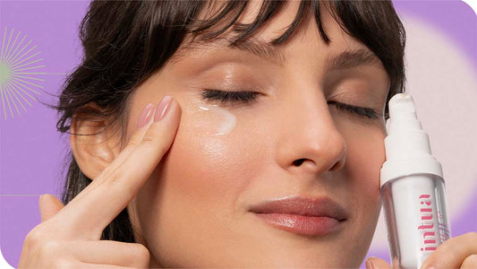 mulher aplicando o Balm Desinchaço da Intua na região dos olhos