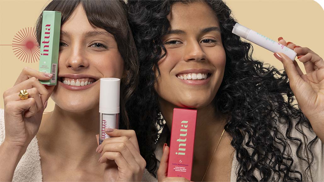 duas mulheres segurando vários produtos da Intua perto do rosto