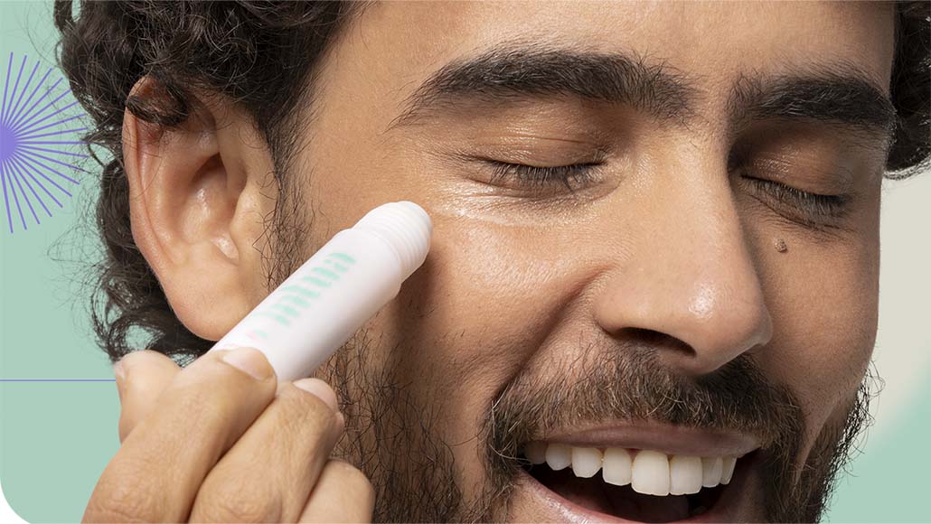 homem aplicando o Sérum Soft Focus da Intua em suas olheiras