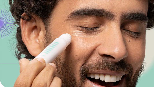 homem aplicando o Sérum Soft Focus da Intua em suas olheiras