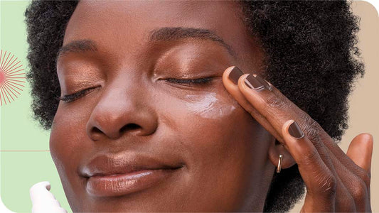 mulher passando creme hidratante da Intua na região dos olhos