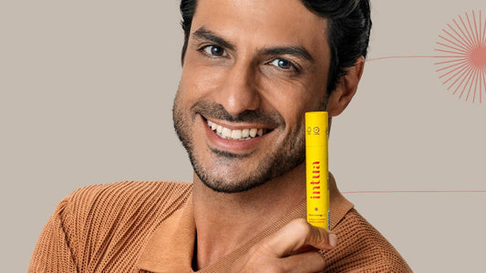 Homem sorrindo segurando uma embalagem do Blend Energy da Intua.