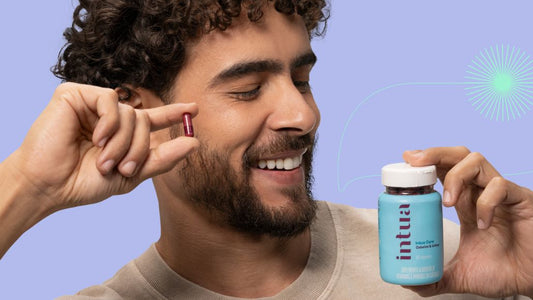 Homem segurando um pote do Nutricosmético Cabelos & Unhas da Intua Beauty.