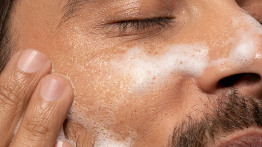 Homem lavando o rosto com a Espuma de Limpeza Facial da Intua.