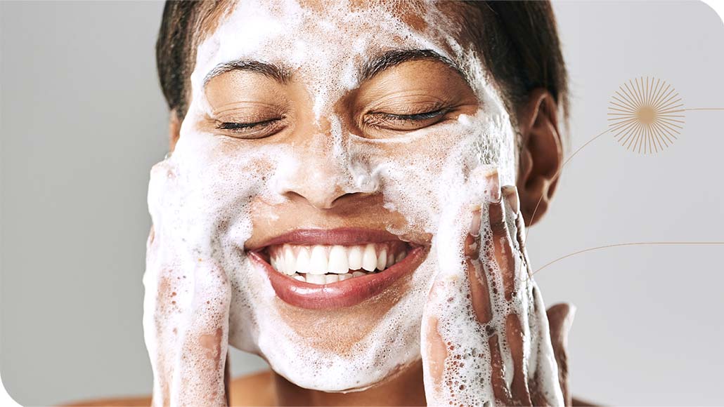 mulher lavando o rosto com a Espuma de Limpeza Facial da Intua
