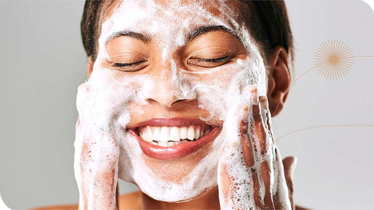 mulher lavando o rosto com a Espuma de Limpeza Facial da Intua