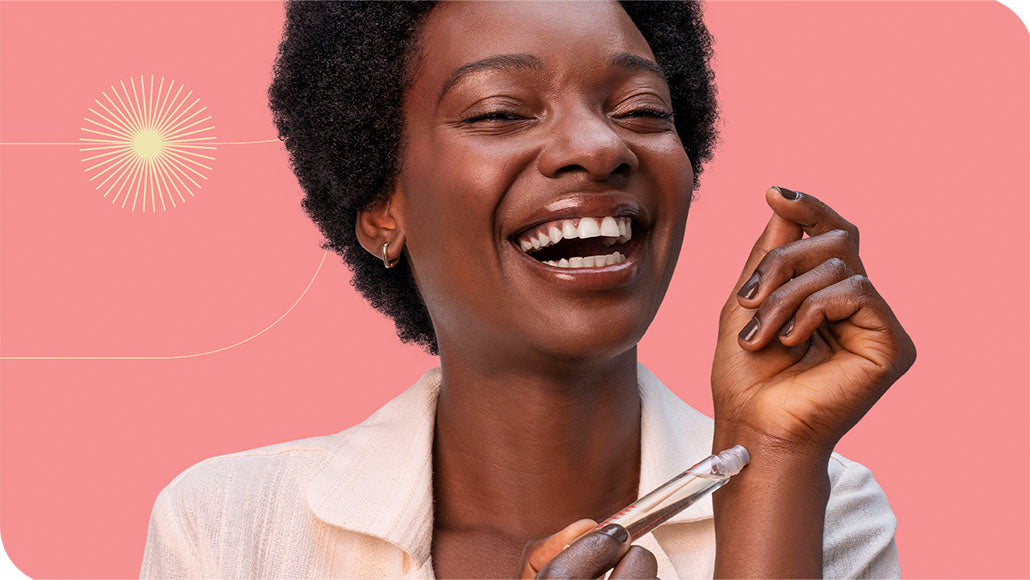 mulher sorrindo enquanto passa o Blend Energy de aromaterapia da Intua