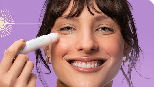 mulher usando sérum da Intua na região dos olhos