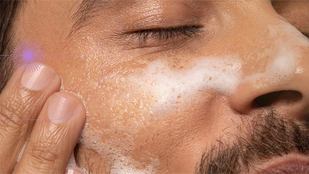 close em um homem lavando o rosto com a Espuma de Limpeza Facial da Intua