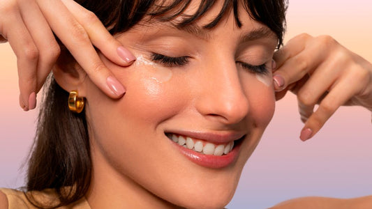 Mulher sorrindo usando produtos Intua no pós praia.