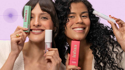 duas mulheres sorrindo segurando diversos produtos de skincare da Intua