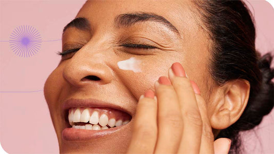 mulher sorrindo enquanto passa o Creme Nutritivo Facial da Intua em sua bochecha