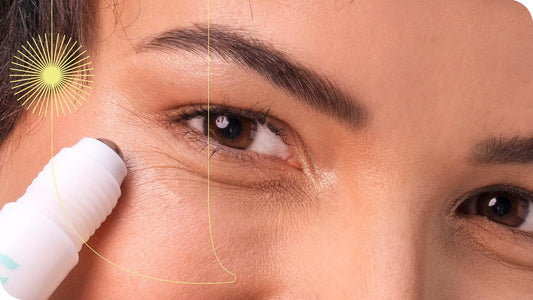 close nos olhos de uma mulher enquanto ela passa o Sérum Soft Focus da Intua Beauty