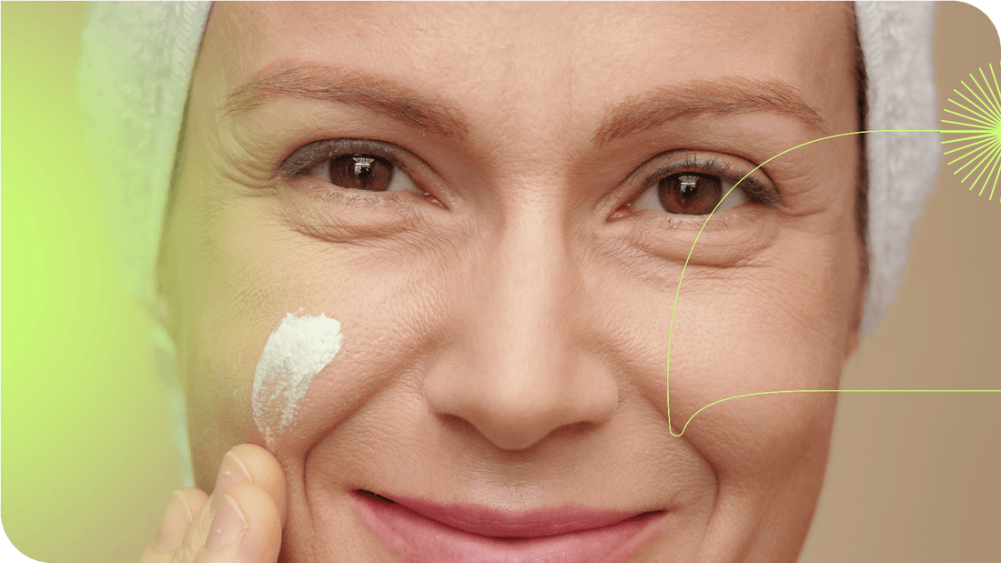 mulher com leves marcas de expressão em seu rosto aplicando um pouco do Creme Nutritivo Facial da Intua Beauty em sua bochecha