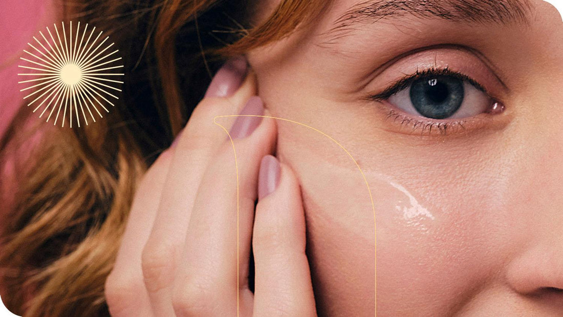 close em metade do rosto de uma mulher aplicando um Sérum Facial da Intua Beauty na região dos olhos