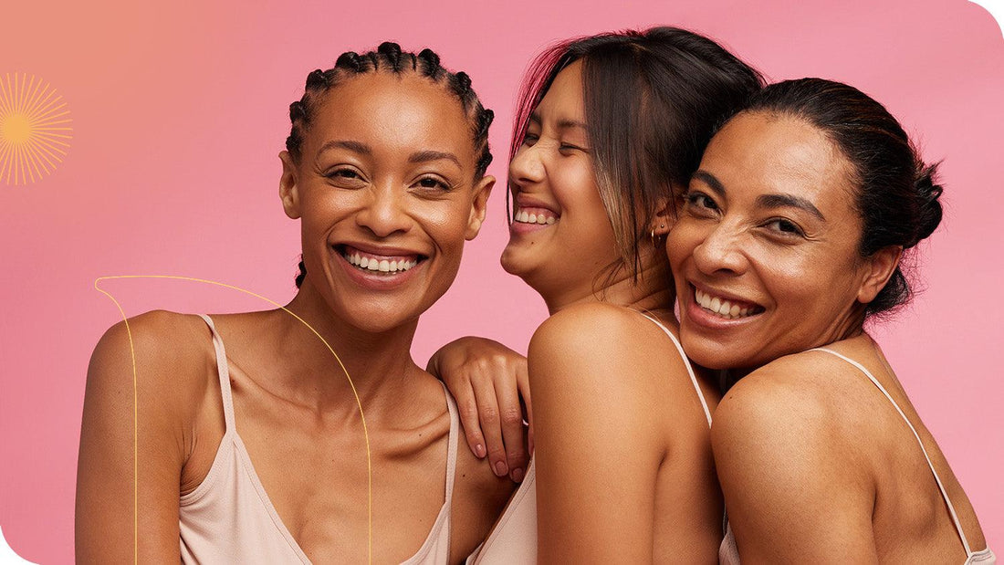 três mulheres abraçadas e sorrindo, felizes por serem mães