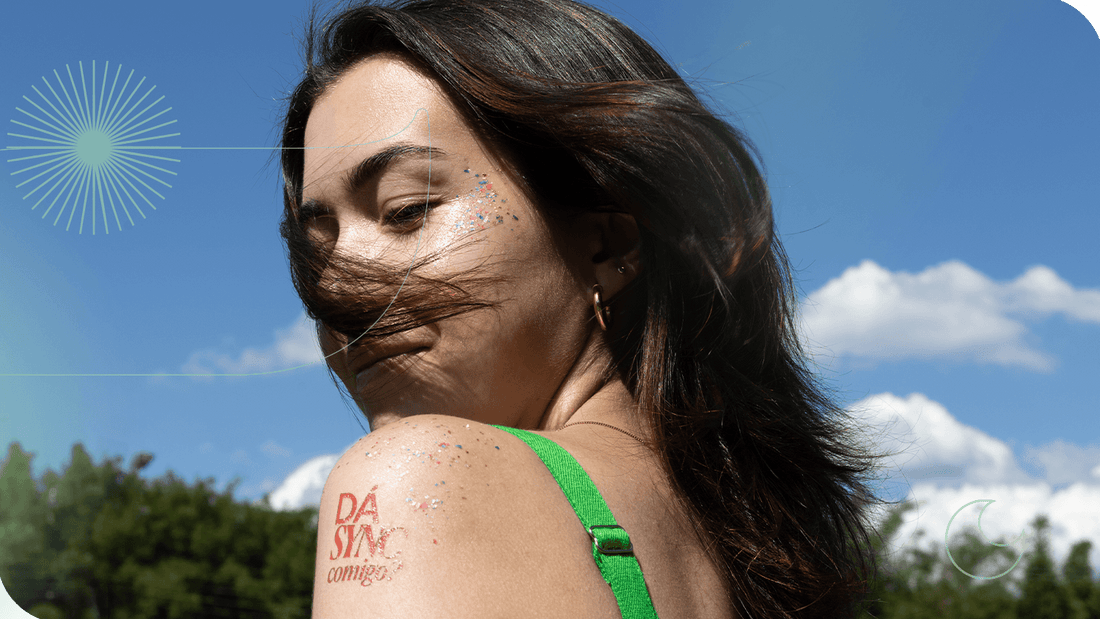 mulher de lado com o cabelo cobrindo seu rosto e em seu ombro está escrito "dá sync comigo"