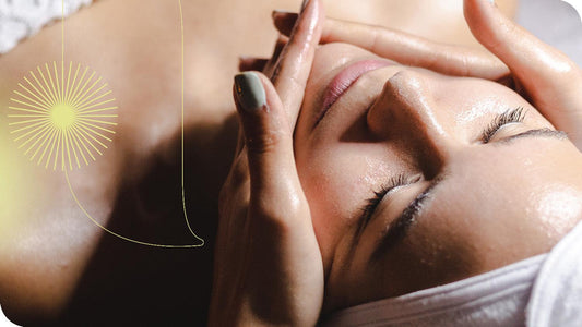 mulher fazendo limpeza de pele profunda em uma esteticista