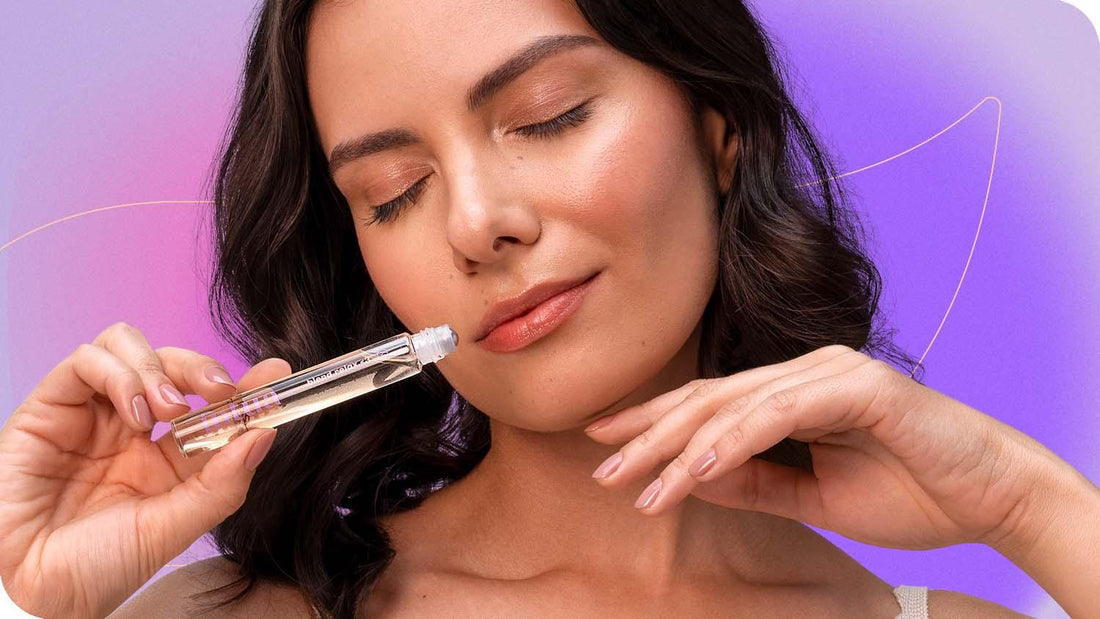 mulher com os olhos fechados sentindo o cheiro de uma das opções de aromaterapia da Intua Beauty
