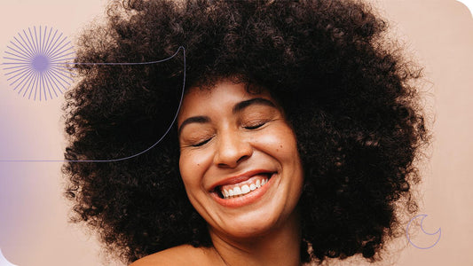 mulher sorrindo com os olhos fechados
